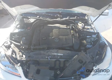 2013 Mercedes-Benz C 300 Luxury 4Matic z USA, uszkodzony, nr VIN WDDGF8AB1DF973716